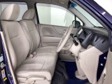 フロントシートはベンチシートです。ベンチシ―トは運転席と助手席の移動もスムーズ!狭い駐車場での乗り降りに便利です。シートの間にコンソールボックスやドリンクホルダーがないため、車内空間も広く感じます