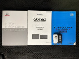 スマートキーは鍵をバッグに入れたままでもドアロックの開閉やエンジンのON・OFFができます。夜間や雨の日も鍵を探さなくて良いので便利です。