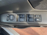 【電動格納ミラー】サイドミラーは電動格納式となっており、狭い駐車場でもキズがつくリスクを抑えられます。
