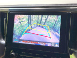【バックカメラ】駐車時に後方がリアルタイム映像で確認できます。大型商業施設や立体駐車場での駐車時や、夜間のバック時に大活躍!運転スキルに関わらず、今や必須となった装備のひとつです!
