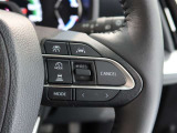 レーダークルーズコントロール(全車速追従機能付)付きです。車速に応じて追従支援してくれるので、ロングドライブも快適です。詳細は販売店スタッフまでおたずねください。