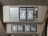 両側電動スライドドアは運転席から操作ができるよう、操作スイッチが付いています。Hondaセンシング用のVSA(ABS+TCS+横滑り抑制)解除と路外逸脱抑制機能などのオンオフスイッチも装備しています。
