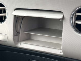 【小物入れ】車内の小物入れが充実しており、スマホや財布などの収納に便利です。快適なドライブをサポートします。