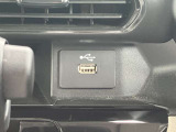 運転席近くにUSB電源ソケットが装備されており便利です。
