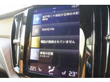 9インチのタッチスクリーン式センターディスプレイは直感的な操作性を実現。手袋を着用したまま扱えるほど応答性に優れ、映り込みを抑える特殊コートにより外光の影響は最小限に抑えられています。