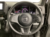 ハンドルにHondaセンシング系のクルーズコントロールやレーンキープアシストなどの操作スイッチが装備されています。ハンドルから手を離さず安全に操作できます。