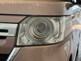 LEDヘッドライトは、点灯の瞬間から最大光量を発揮し、突然暗くなるトンネルなどでの安定感を高めます。