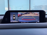 狭い場所での駐車やすれ違いなどでより的確な運転操作に役立つ360&deg;ビューモニターが装備されています。