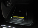 置くだけでワイヤレス充電可能です。12V電源ソケットも設置しております。周辺機器の充電にご利用頂けます。