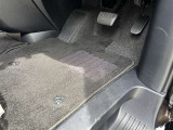 運転席フロアマットに破れやほつれは見当たりません。