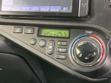 【オートエアコン】一度お好みの温度に設定すれば、車内の温度を検知し風量や温度を自動で調整。暑い&hellip;寒い&hellip;と何度もスイッチ操作をする必要はありません。快適な車内空間には必須の機能ですね♪