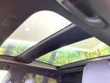 【パノラマルーフ】大型のガラスルーフ搭載で車内の解放感が一気にアップ!開放的なドライブをお楽しみいただけます。