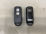 スマートキーを装備しています。鍵を差し込むことなくドアロックの開け閉めと、スタートボタン操作でのエンジンスタートができます。スペアキーも同じものを用意しております。