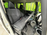 運転席まわりには十分なスペースがあり、大柄な方でもゆったり運転していただける環境です。
