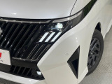 【LEDヘッドライト】悪天候や夜間走行時も良好な視界を確保し安心して運転できる高輝度LEDヘッドライトを装備!点灯速度が早く、消費電力も抑えられています。