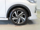 純正のアルミホイール装着車です。タイヤサイズは195/60R17です。
