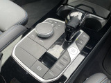 【シフトノブ】BMWの高性能オートマチックは、ATセレクトレバーを左側に倒すことで、通常の「D」から「S」(スポーツ)または「M」(マニュアル)へと切り替えが可能です。