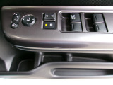 運転席からパワーウィンドウの操作が出来ます。