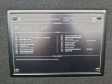 内外装カラー、採用のオプションが全て表記されるスペックプレートとなります。