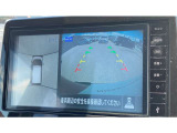 アラウンドビューモニターです。4つのカメラからの映像を合成・処理することで空から見下ろすような視点で周囲を確認でき、駐車時のクルマの位置確認がスムーズになります。