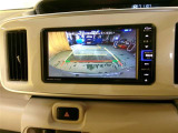 バックモニター付。車両後方の映像をナビ画面に表示し、駐車などの後退操作をサポートします。