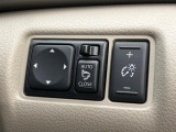 【電動格納ミラー】サイドミラーは電動格納式となっており、狭い駐車場でもキズがつくリスクを抑えられます。