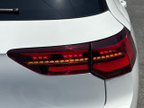 ダイナミックターンインジケーター(流れるウインカー)付きLEDテールランプ。特徴的な発光パターンで後続車からの視認性が高まります。