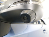 助手席側で見えにくい左前方の映像を、車内のマルチファンクションディスプレイに映し出します。前方への駐車や左寄せ、狭い道でのすれ違いなど、さまざまなシーンで安心して運転できる便利な機能です。