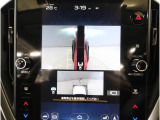 左右のサイドカメラ映像を同時に表示し、車両周囲の死角をしっかりカバー。狭い道や駐車時の接触リスクを減らし、安心して操作できる視界を確保します。