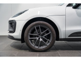 20インチ Macan S ホイール(ダークチタン塗装)搭載です。