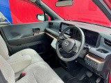 運転席も広々とゆったりしております。アームレストも装備しており快適にドライブしていただけます。前席シートヒーター付きです