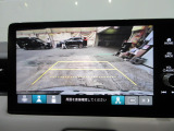 バックカメラの画像です。ガイドラインがスムースな車庫入れをサポートいたします。車庫入れの安心感がアップしますね。