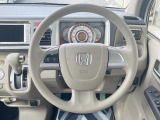 インテリアに合わせたデザインのステアリングは、運転される方のことも考え、運転しやすい形状、大きさです。是非一度、実際に触ってお確かめください。