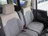 フロントは助手席と繋がったベンチシートで、運転席は高さが調整できるハイトアジャスター付きです。また、ハンドルも高さの調整が出来るチルトステアリングです