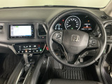 【ハンドル】運転にかかわる様々な操作を安全に行えるように視点移動が少なく操作性に配慮されたスイッチ類が凝縮されたコックピットです。