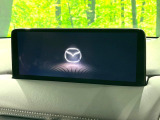 【10.25インチマツダコネクト】車内の雰囲気にマッチした大型ディスプレイ。スマホ接続でのナビ使用やBluetooth再生等、様々な機能が楽しめます。直感的なダイヤル操作が可能で、使い勝手も良好です。