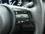 ◆アダプティブクルーズコントロール◆予め設定した車速内でクルマが自動的に加減速。前走車との適切な車間距離を維持しながら追従走行します。【LKAS】車線維持支援システムでステアリング操作を支援。