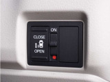 【片側電動スライドドア】ボタンを押すだけでスライドドアの開閉が可能。もちろんキーからの操作も可能。お子様を抱いている時・両手いっぱいの荷物を持ってる時など非常に役立ちます。