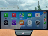 お手元のスマートフォンと接続して頂く事で使用可能な「Apple CarPlay/Android Auto」電話の応答は勿論、メッセージの受信やLINE、音楽接続からナビアプリの使用まで幅広く活躍致します。