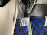 パーキングブレーキは、フットブレーキタイプです。