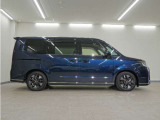 リアには左右スライドドアを採用。狭い駐車場でも開閉しやすく、強風の日でもドアが煽られにくくなっております。小さなお子さまやご年配の方も安心して乗り降りできます。