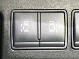 【両側パワースライドドア】スマートキーや運転席のスイッチで後席両側スライドドアの開閉が可能♪電動だから力を入れてドアを開ける必要が無く、小さなお子様でも簡単に開け閉めでき快適です♪