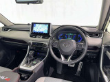 運転席まわりです。 各操作スイッチは使いやすい位置に配置されてます。