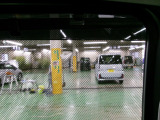 ロールサンシェードが装備されております。日差しを和らげるだけでなく、プライバシー保護にも役立ちます。