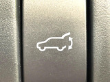 【パワーバックドア】スマートキーや運転席のボタンを押すだけでリアゲートが自動で開閉します!荷物を持っている時や、高い位置にあるバックドアを閉める際に便利な機能です♪