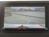 カラーで後方映像をモニターに映し出してくれるので、ショッピングモールのような狭い駐車場であったとしても障害物を見つけ、楽々駐車することができますね。