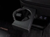 使わないときは収納しておける引き出し式ドリンクホルダーをご用意しています。