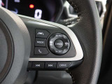 アダプティブクルーズコントロール機能付きです。走行中に先行車の様子を検知しながら、設定した車速の範囲内で先行車との距離のキープを支援します。詳細は販売店スタッフまでおたずねください。