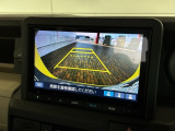 リバースギアに入れるだけで後方の表示へ切り替わります。夜間や雨の日の駐車も楽になりますよ。