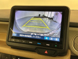 リバースギアに入れるだけで後方の表示へ切り替わります。夜間や雨の日の駐車も楽になりますよ。